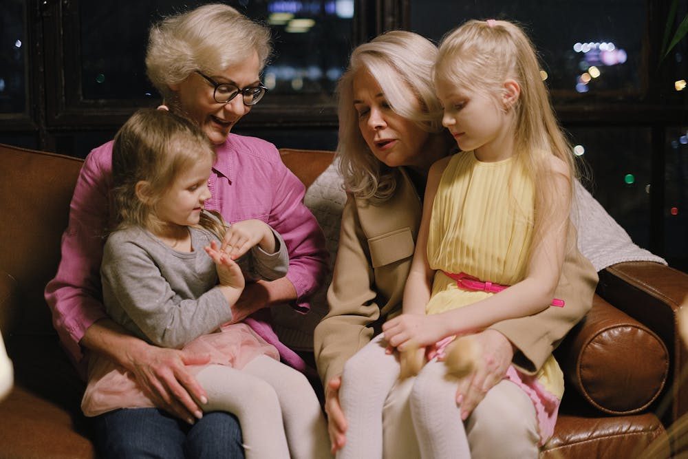 Elisabeth mit ihren Enkelinnen